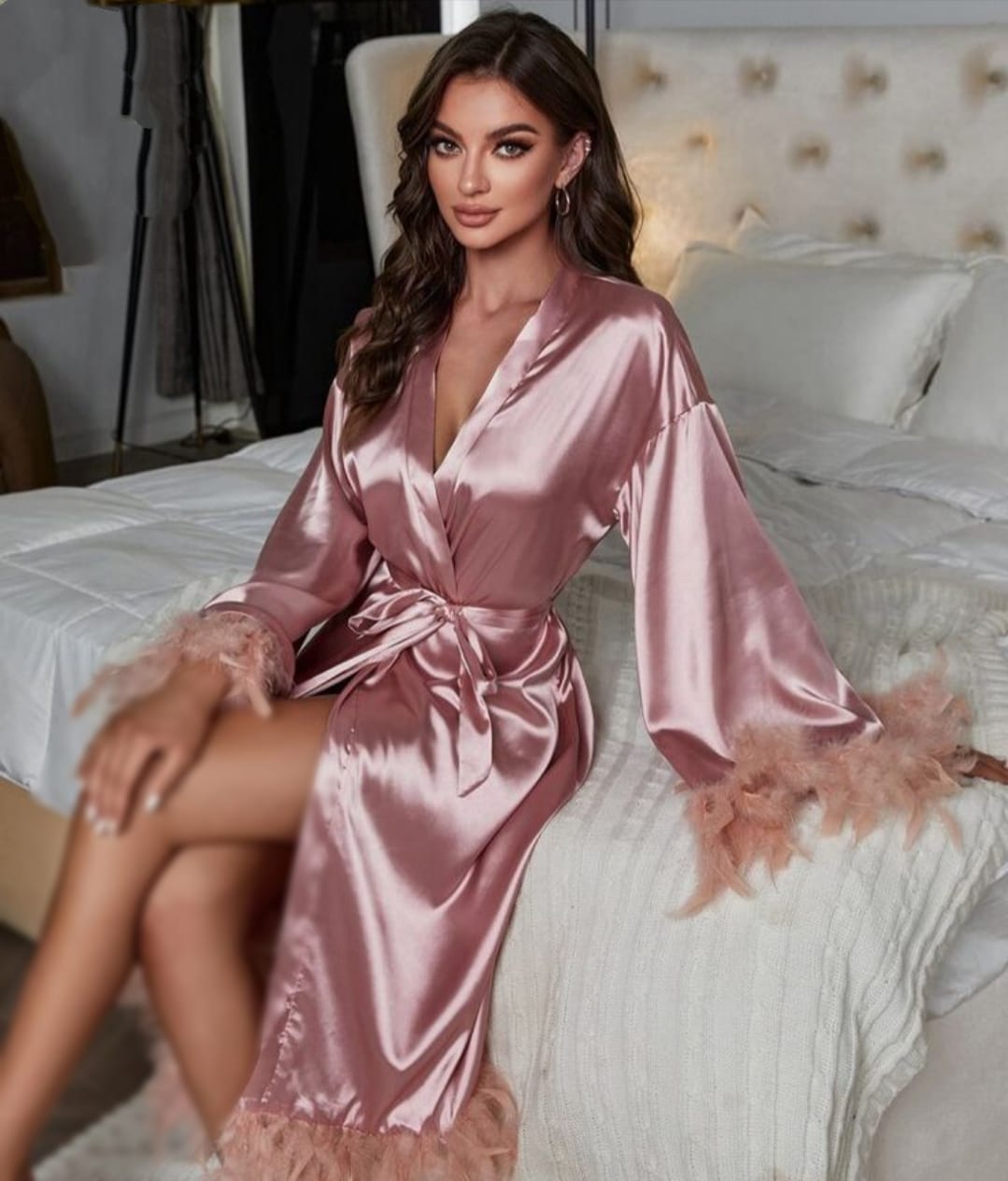 روب ساتان مغطى بالريش