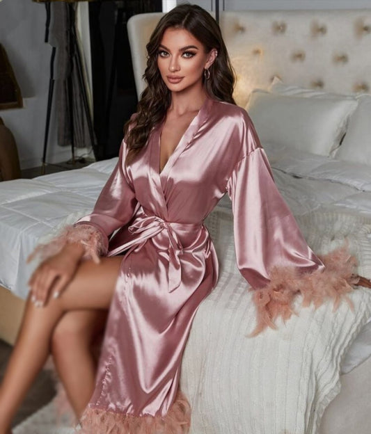 روب ساتان مغطى بالريش